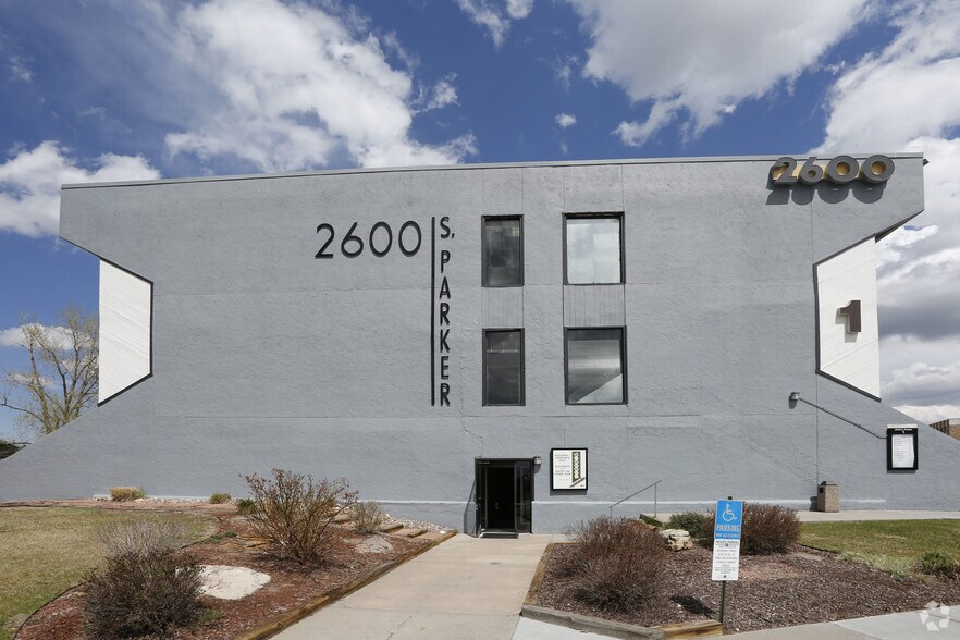 2600 S Parker Rd, Aurora, CO à louer - Photo du bâtiment - Image 2 de 10