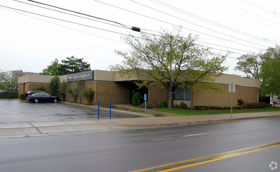 120 W Apple Ave, Muskegon, MI for lease - Primary Photo - Image 1 of 1