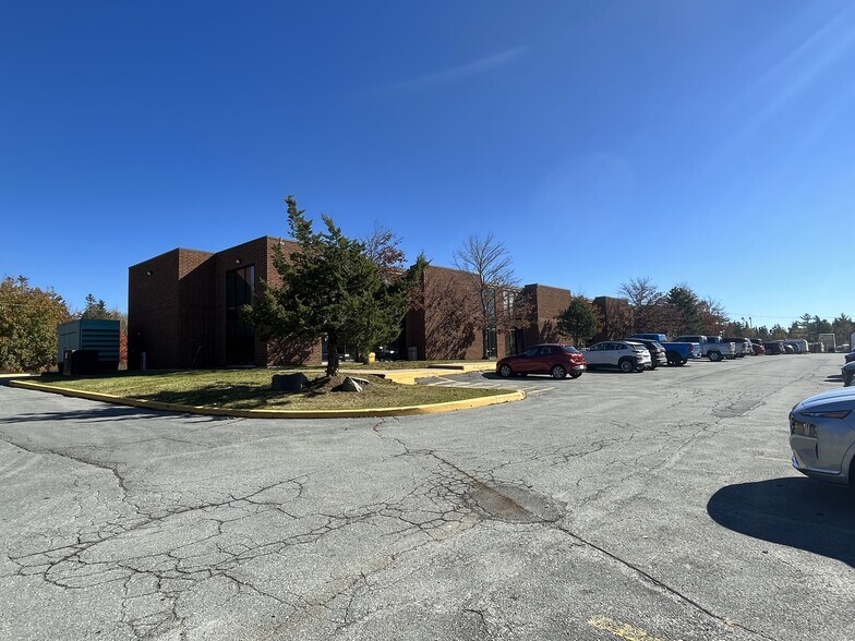 209 Aerotech Dr, Enfield, NS à louer - Photo du bâtiment - Image 2 de 6