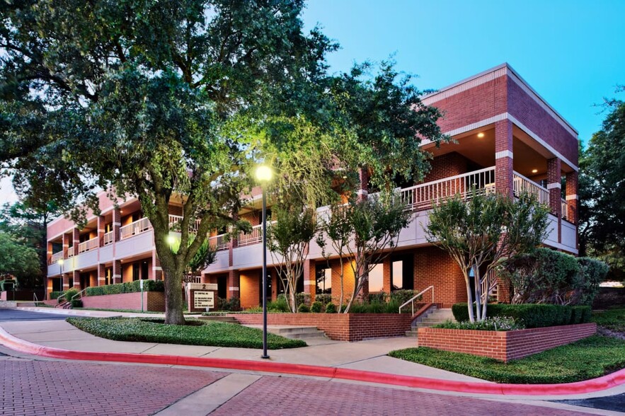 6101 W Courtyard Dr, Austin, TX à louer - Photo du bâtiment - Image 1 de 1