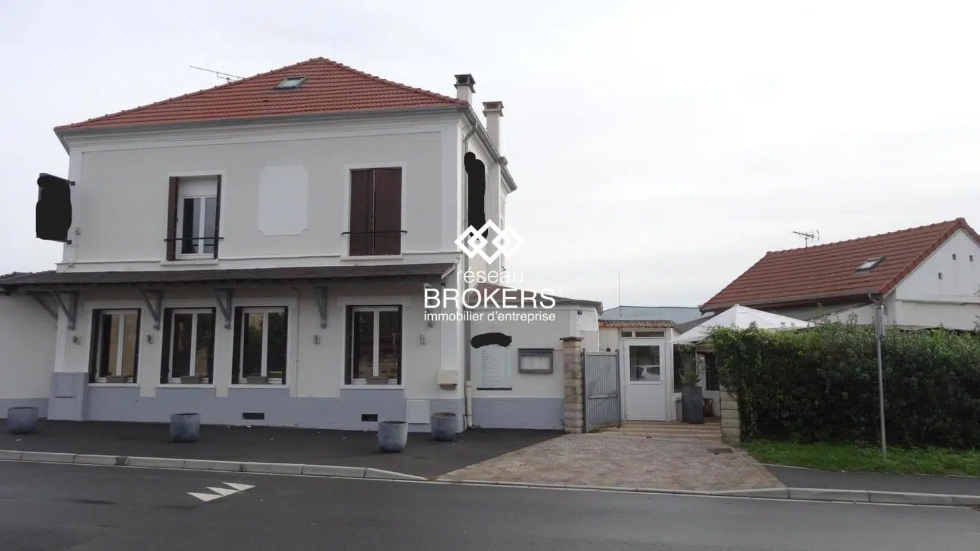 Retail in Coubert for sale Building Photo- Image 1 of 2