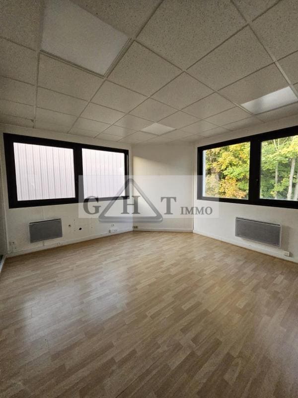 Office in Verrières-le-Buisson for lease Interior Photo- Image 1 of 5