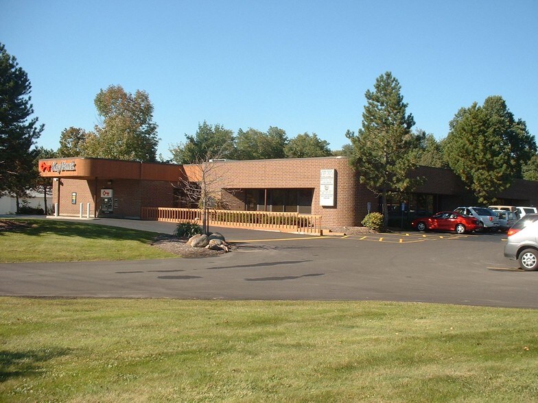 8254 Mayfield Rd, Chesterland, OH à louer - Photo du bâtiment - Image 1 de 2