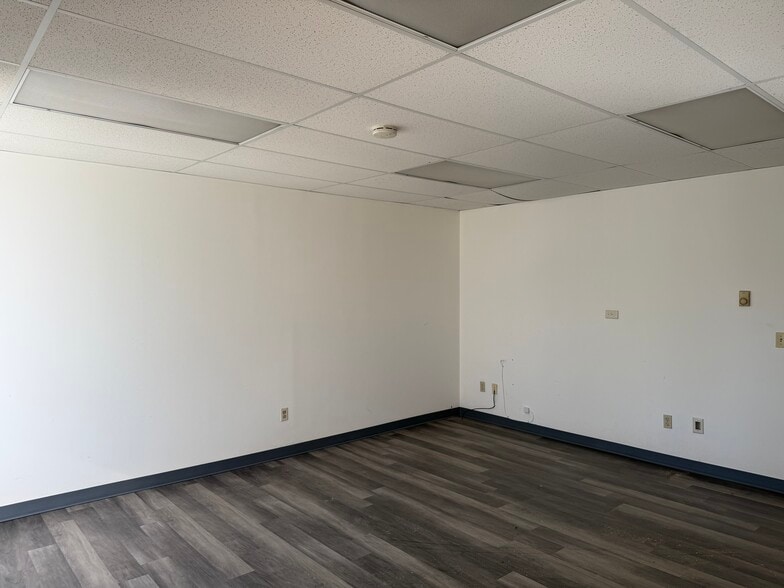 50 Beaver Brook Rd, Danbury, CT à louer - Photo du bâtiment - Image 3 de 8