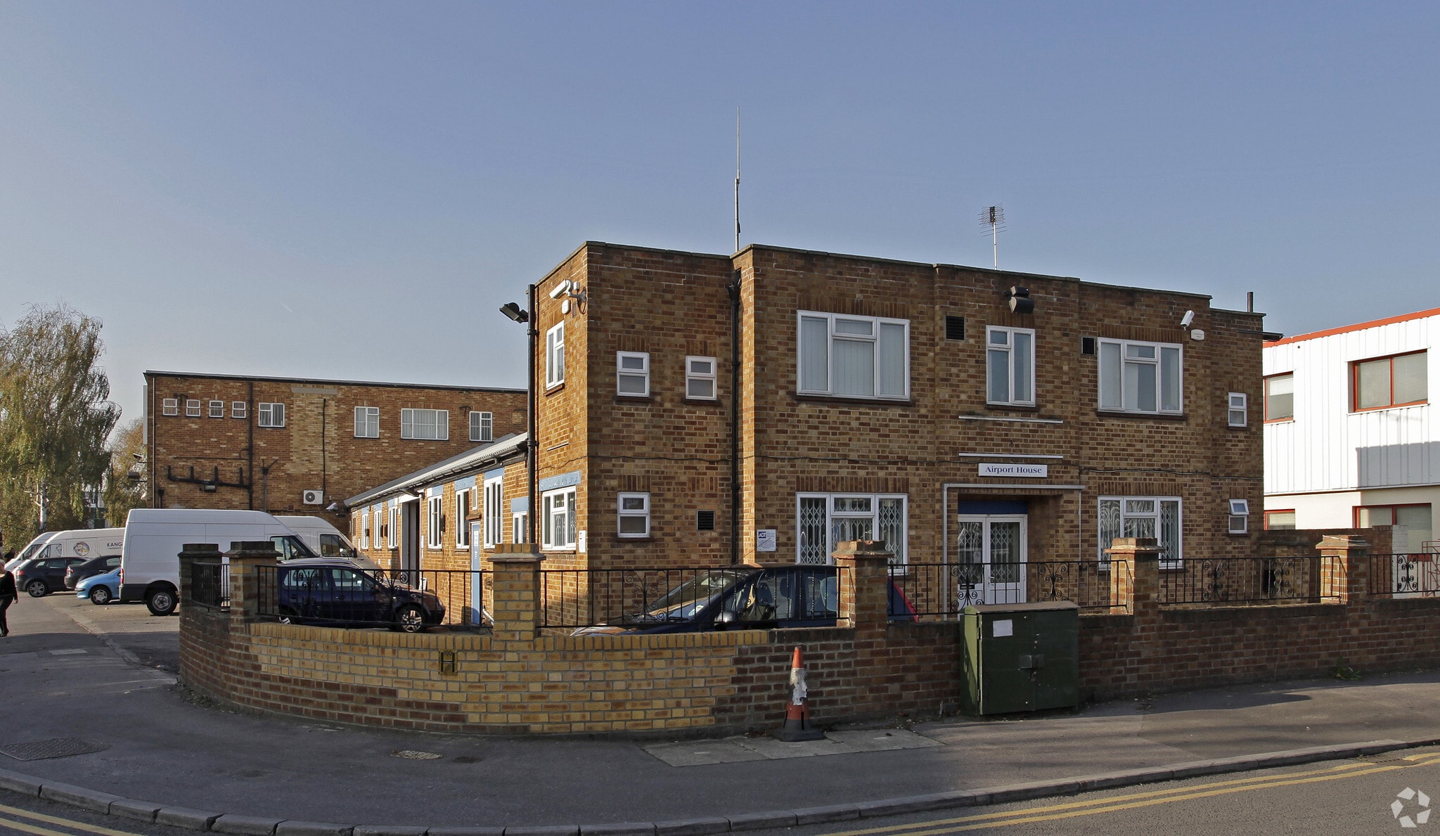 1 David Rd, Slough for lease Primary Photo- Image 1 of 10