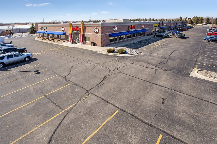 2059-2087 Witzel Ave, Oshkosh, WI à louer - Photo du bâtiment - Image 2 de 12