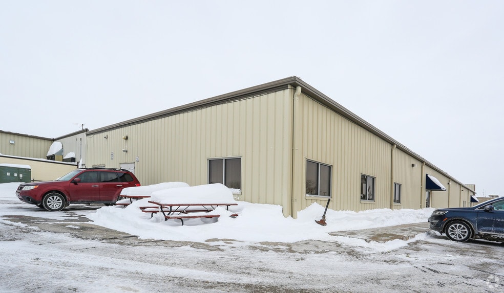 N6654 Rolling Meadows Dr, Fond Du Lac, WI for lease - Building Photo - Image 2 of 4