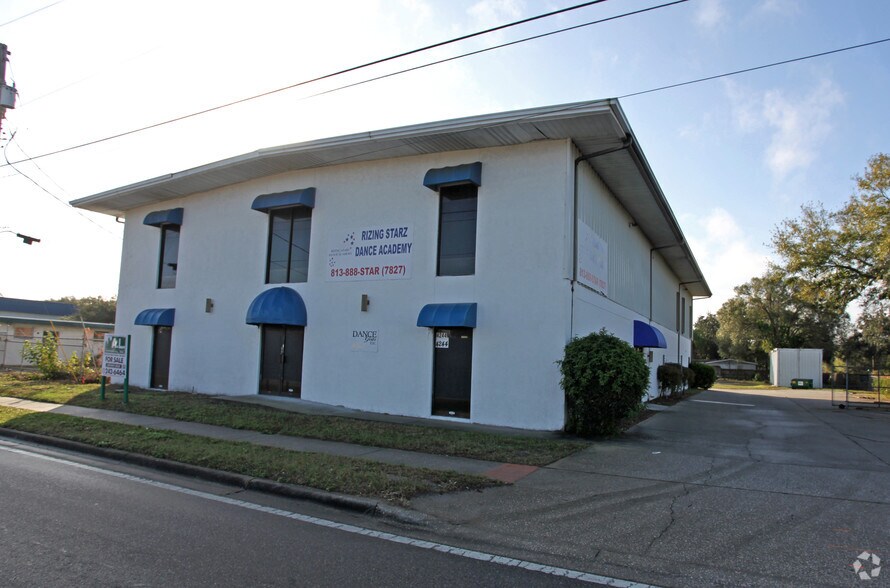 4244 W Waters Ave, Tampa, FL à louer - Photo du bâtiment - Image 2 de 27