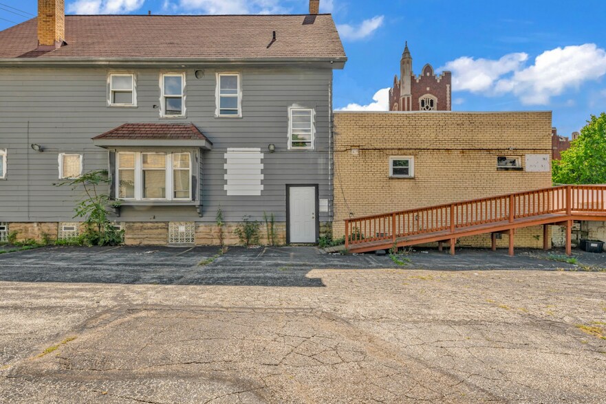 4438 Pearl Rd, Cleveland, OH à vendre - Photo du bâtiment - Image 3 de 44
