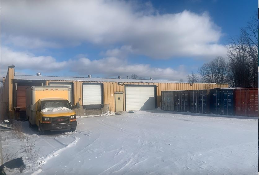 1704 E Highland Rd, Highland Township, MI à vendre - Photo du bâtiment - Image 3 de 10