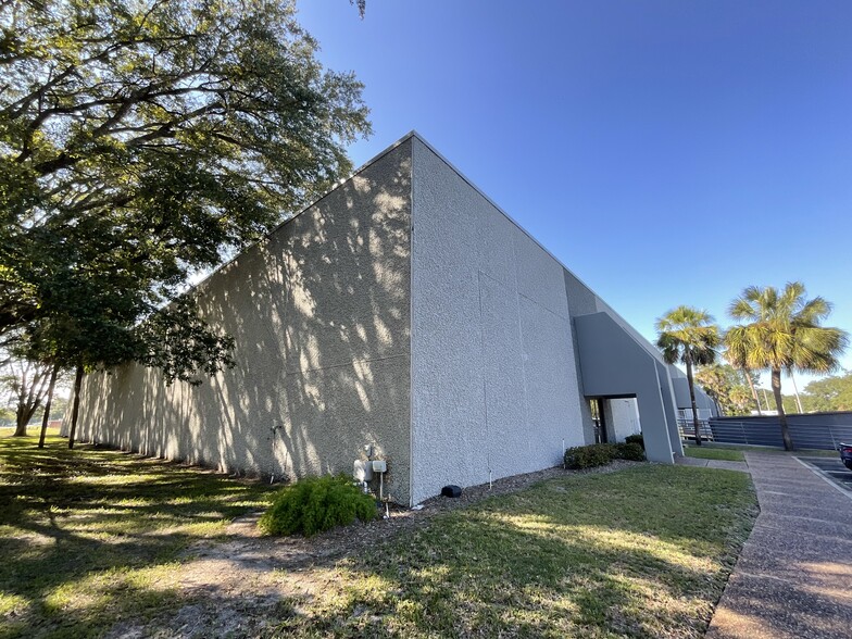 9410 Parker Ave, Jacksonville, FL for lease - Commercial Listing Video - Image 2 of 11