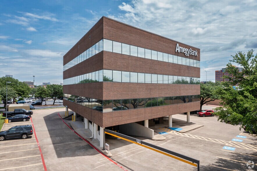1901 N Central Expy, Richardson, TX à louer - Photo du bâtiment - Image 3 de 9