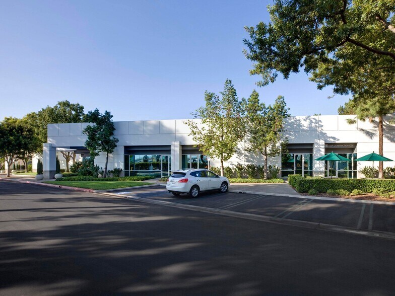 1 Technology Dr, Irvine, CA à louer - Photo du bâtiment - Image 3 de 12