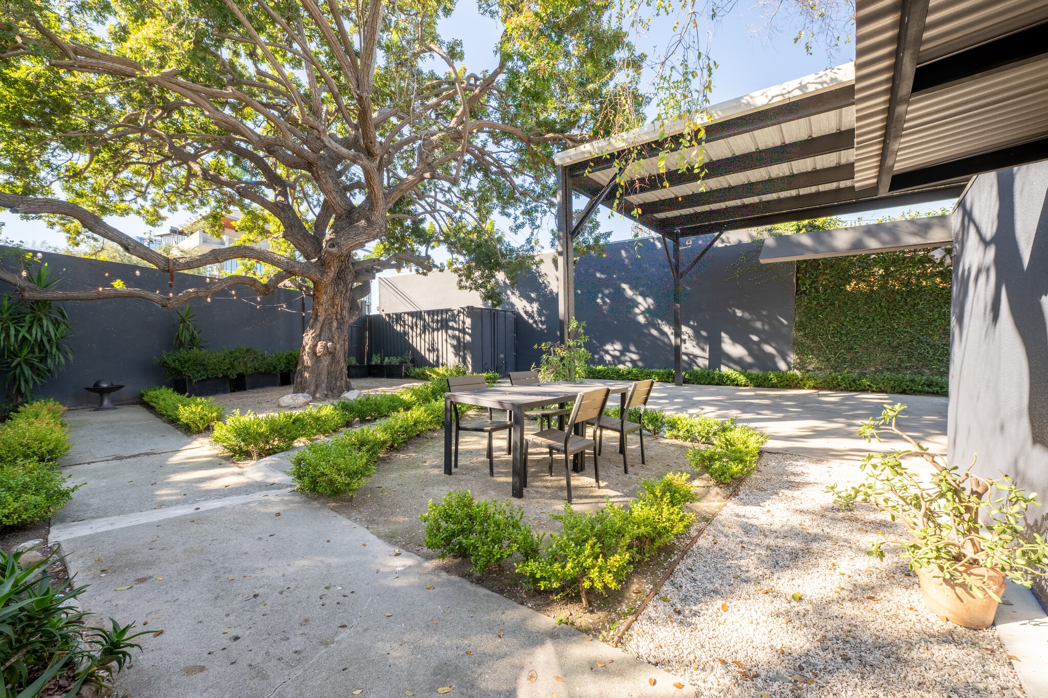 5761 W Adams Blvd, Los Angeles, CA for lease Primary Photo- Image 1 of 9