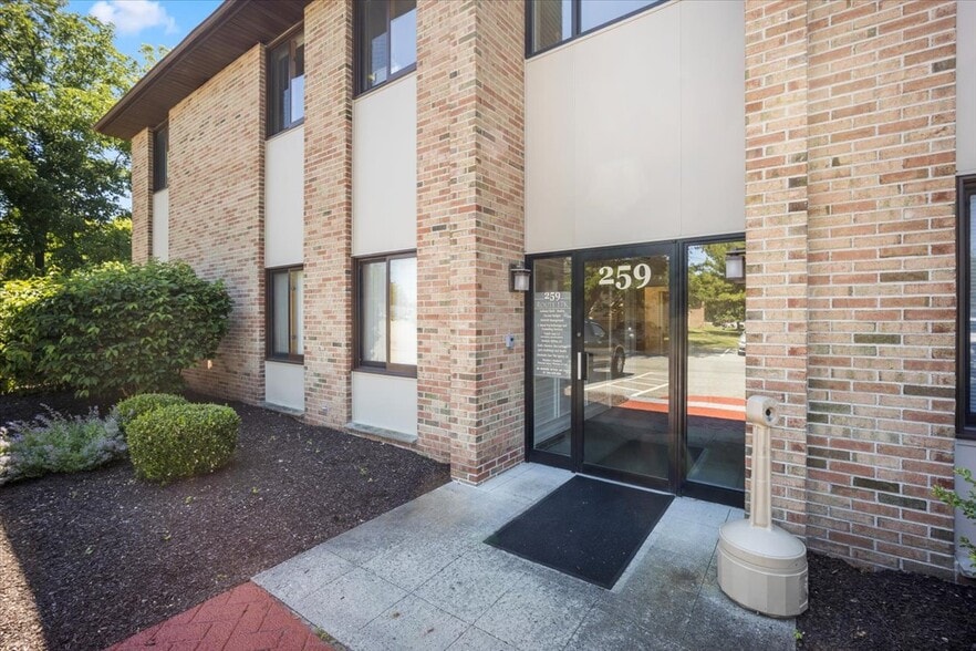 255 Route 17K, Newburgh, NY for lease - Building Photo - Image 2 of 4