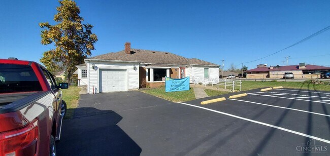 Plus de détails pour 720 E Main St, West Union, OH - Bureau à vendre