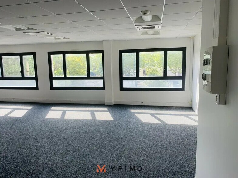 Office in Le Pecq for lease - Interior Photo - Image 2 of 4