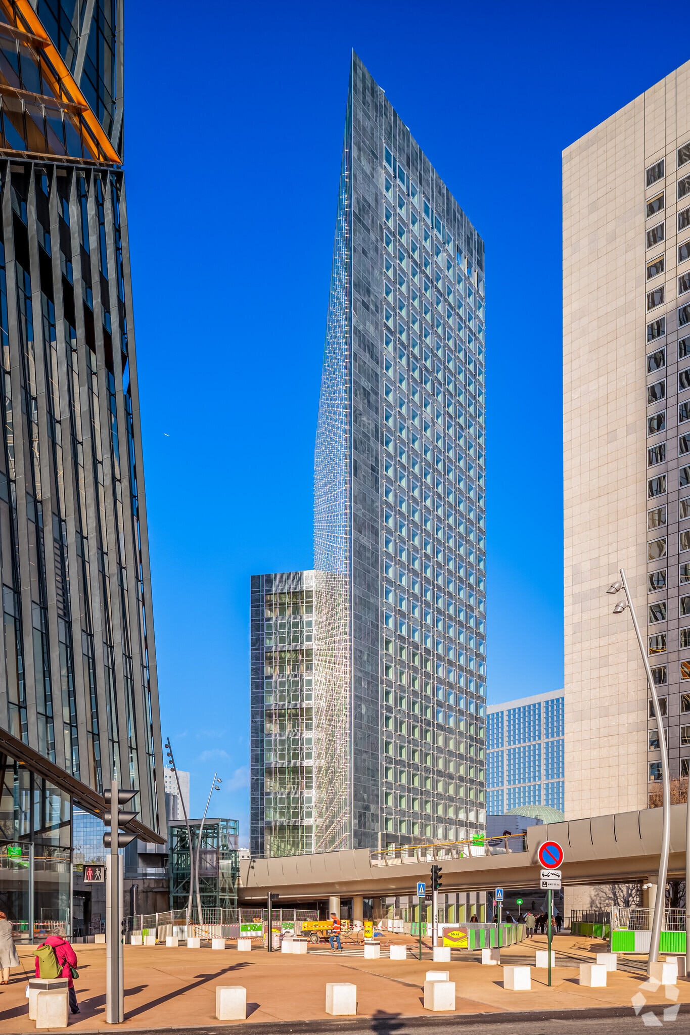 6 Place Des Degrés, Puteaux for lease Primary Photo- Image 1 of 4
