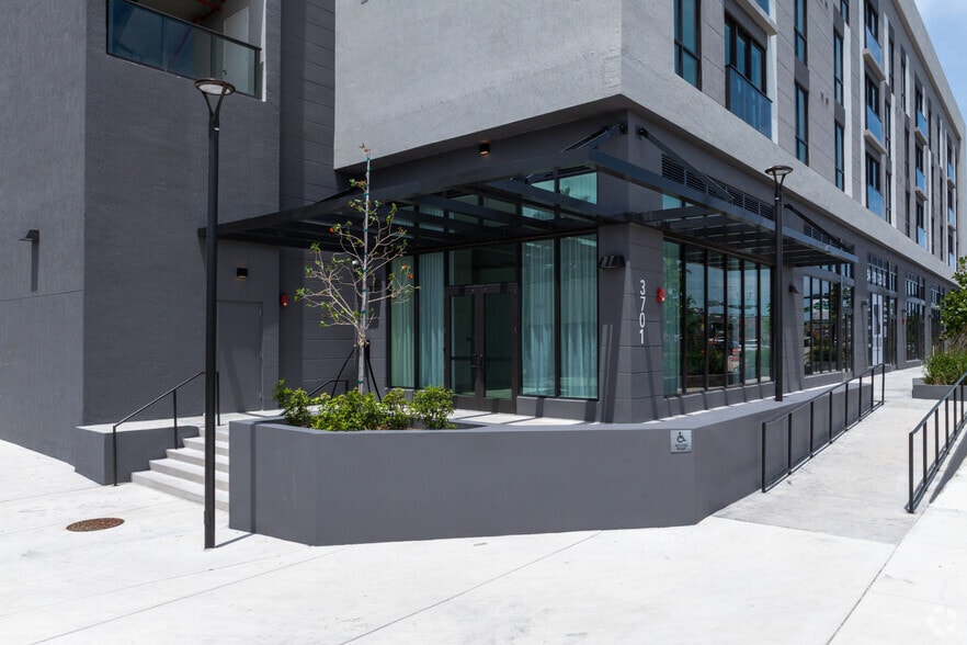 3801 N Dixie Hwy, Oakland Park, FL for lease - Building Photo - Image 2 of 5