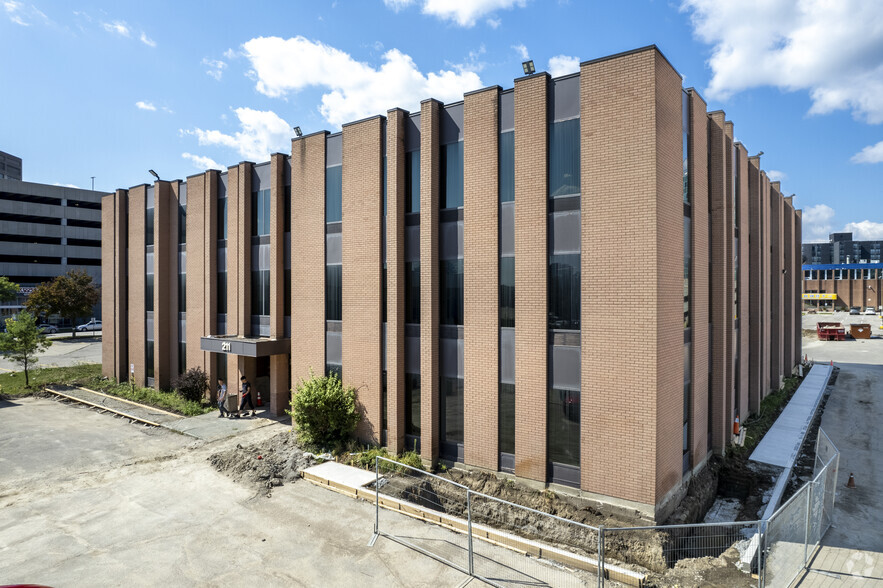 211 Consumers Rd, Toronto, ON à vendre - Photo principale - Image 1 de 1