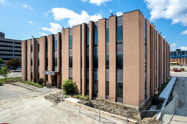 Plus de détails pour 211 Consumers Rd, Toronto, ON - Bureau à vendre