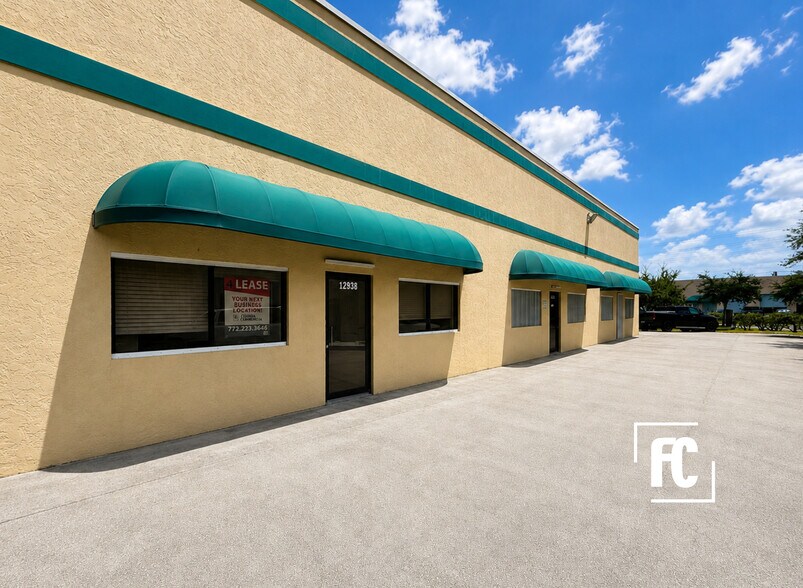 12934-12944 SE Suzanne Dr, Hobe Sound, FL à louer - Photo du bâtiment - Image 1 de 2