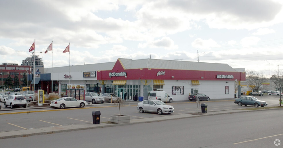 9325 Yonge St, Richmond Hill, ON à louer - Photo du bâtiment - Image 2 de 5