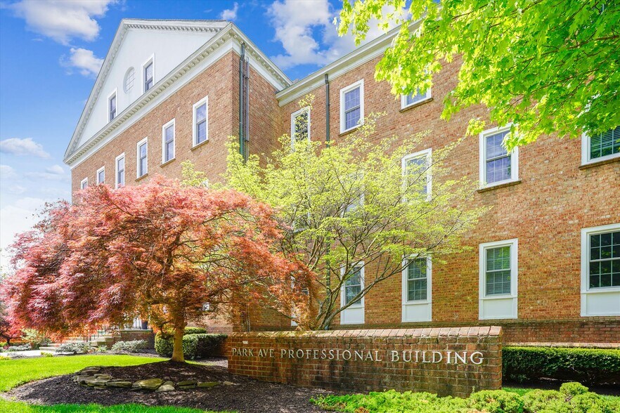 313 Park Ave, Falls Church, VA à louer - Photo du bâtiment - Image 3 de 17