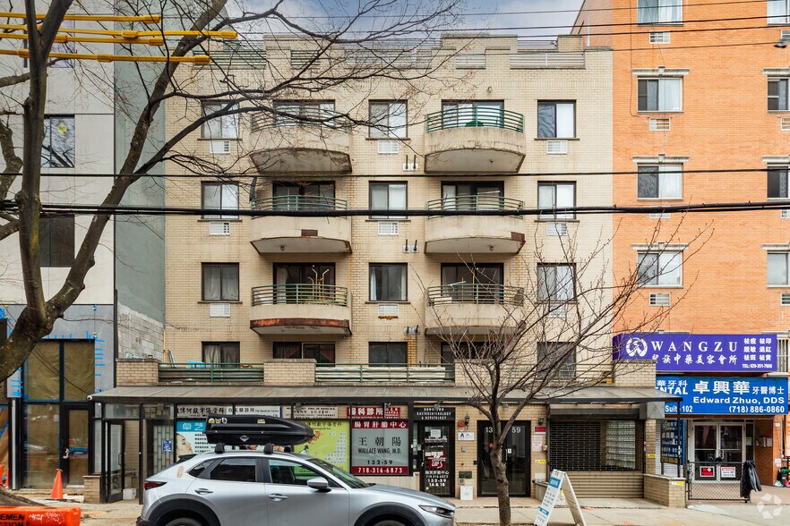 132-59 41st Rd, Flushing, NY à vendre - Photo du bâtiment - Image 2 de 12