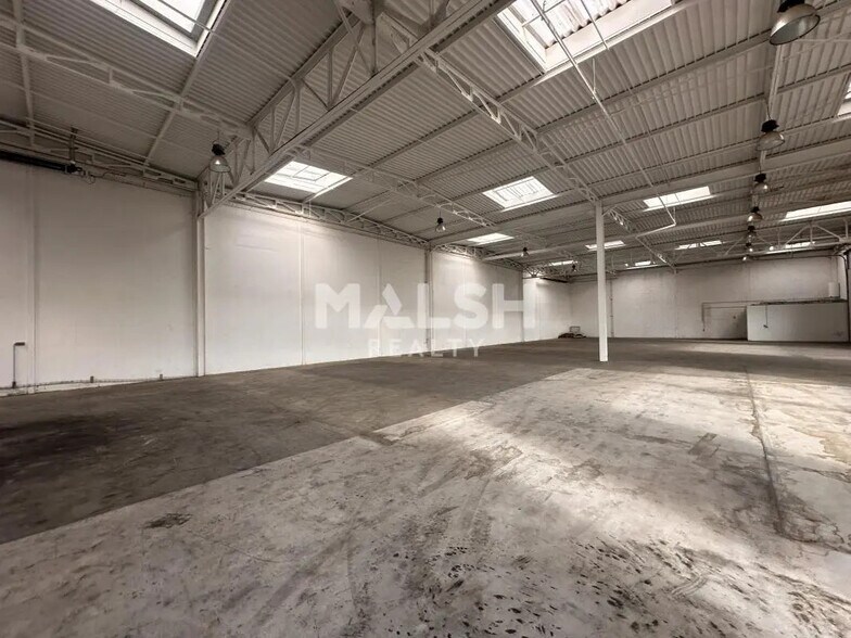 Flex in Saint-Priest for lease - Interior Photo - Image 3 of 5