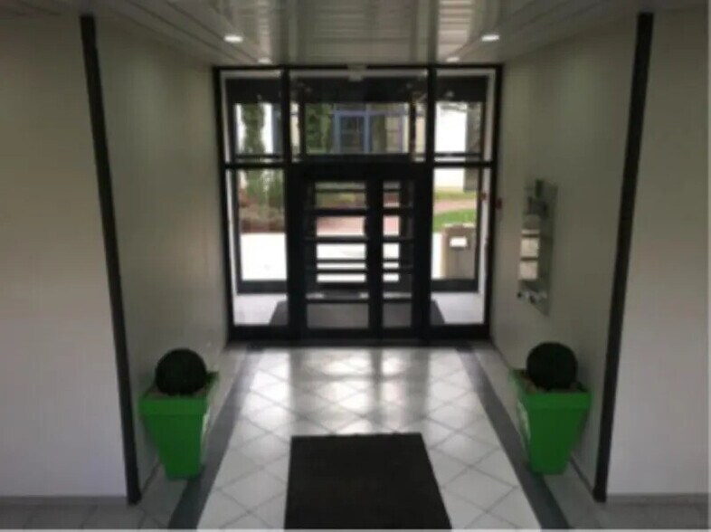2 Rue Hélène Boucher, Guyancourt for lease - Lobby - Image 3 of 4