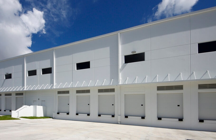 7855 NW 41st St, Doral, FL à louer - Photo du bâtiment - Image 3 de 4