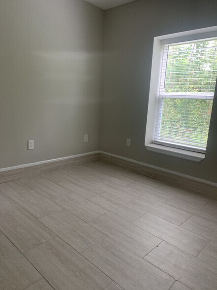 2210 E Olive Rd, Pensacola, FL à louer - Photo du bâtiment - Image 3 de 13