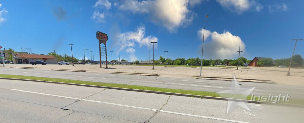 1202 W Gore Blvd, Lawton, OK for sale - Building Photo - Image 3 of 6