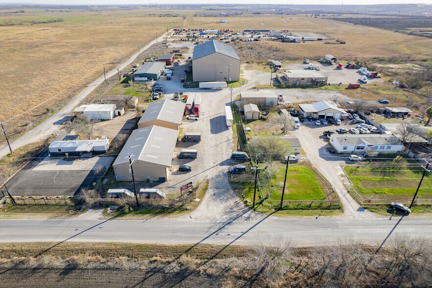 9092 Green Road Industrial portefeuille de 6 propriétés à vendre sur LoopNet.ca - Photo du bâtiment - Image 3 de 17