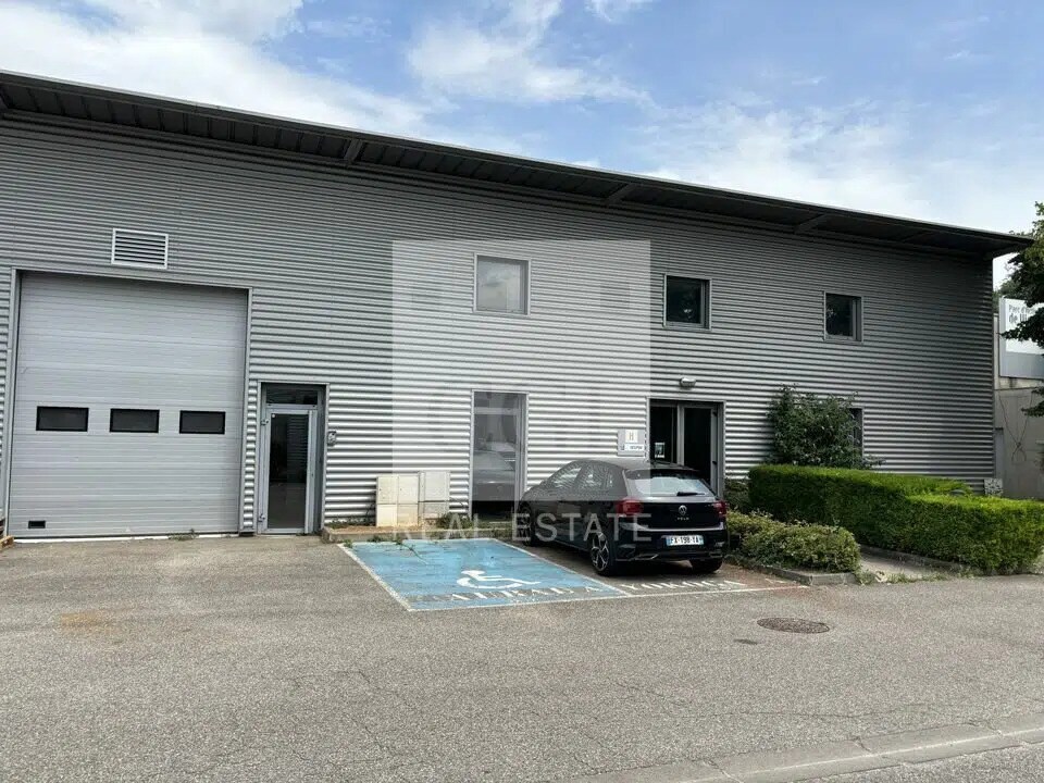Flex in Lyon for lease Building Photo- Image 1 of 10