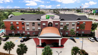 Holiday Inn Express & Suites Winnie - Motel