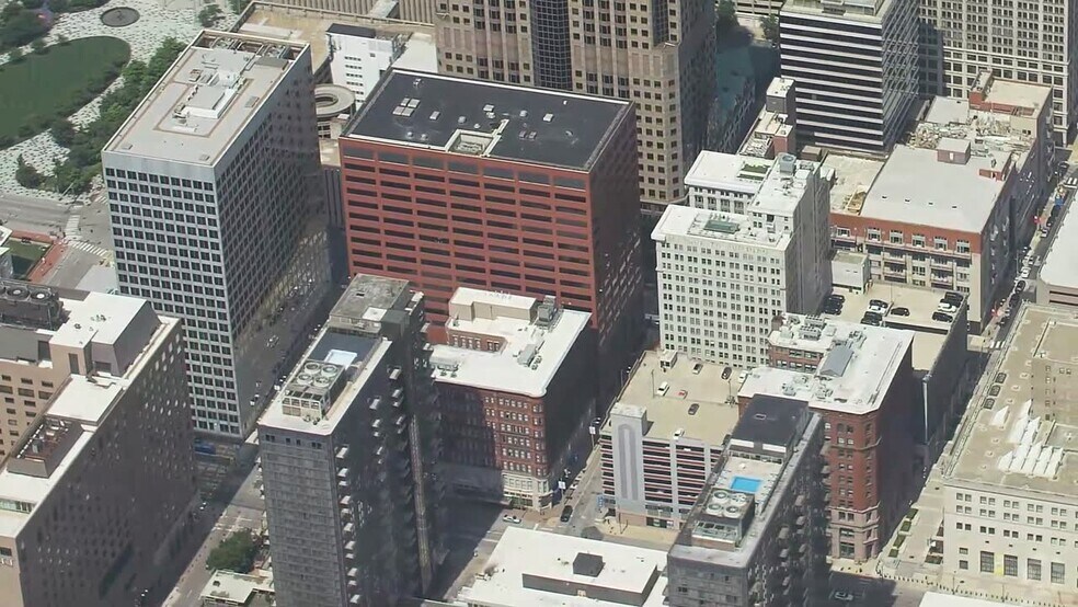 200 N Broadway, Saint Louis, MO à louer - Vidéo aérienne - Image 2 de 52