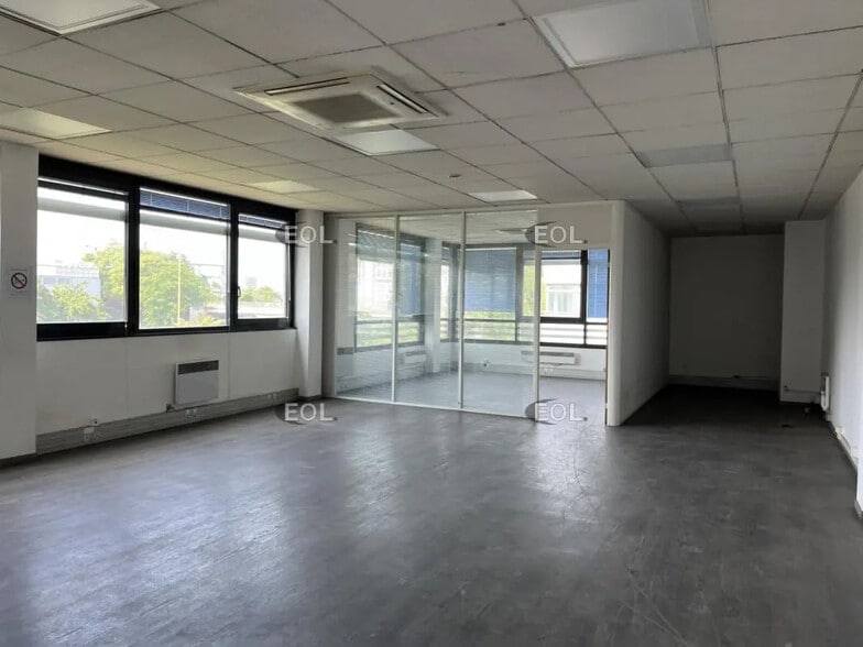 Flex in Gennevilliers for lease - Building Photo - Image 3 of 4