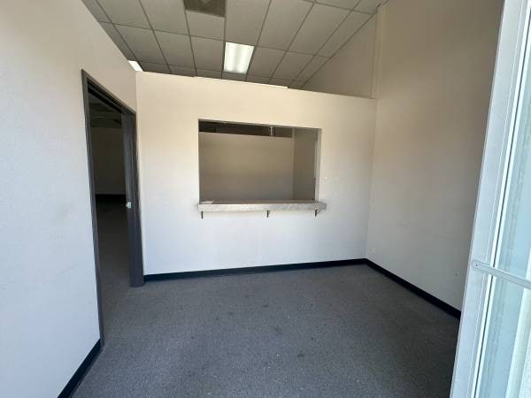 935 W San Marcos Blvd, San Marcos, CA à louer - Photo intérieure - Image 2 de 7
