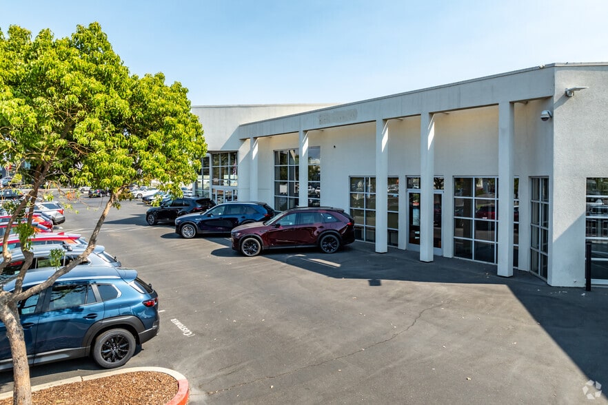 8586 Laguna Grove Dr, Elk Grove, CA for lease - Building Photo - Image 2 of 4