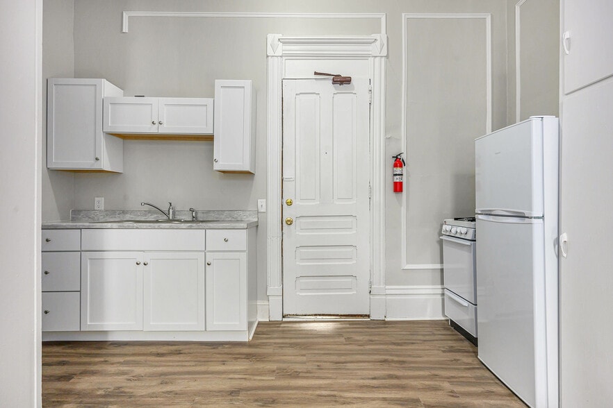 316 Stuart Ave, Kalamazoo, MI for sale - Building Photo - Image 2 of 11