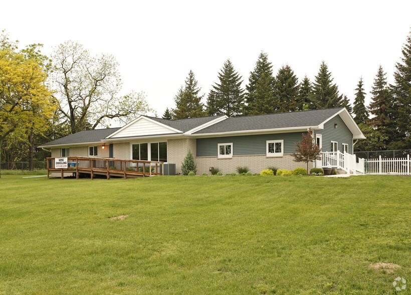 1025 Yorkshire Dr, Howell, MI à vendre - Photo du bâtiment - Image 2 de 11