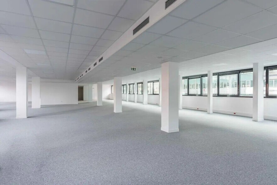 Office in Levallois-Perret for lease - Interior Photo - Image 1 of 7