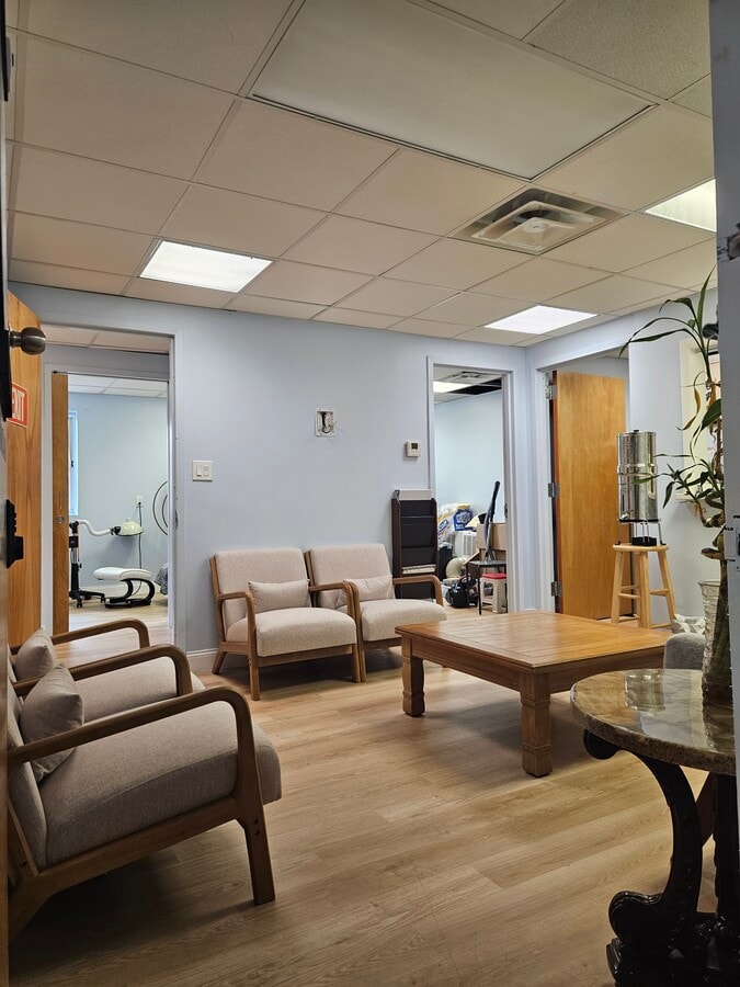 230 Hilton Ave, Hempstead, NY 11550 - Unité 206 -  - Photo intérieure - Image 1 of 9