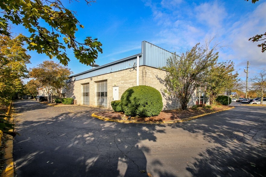 1801-1811 W Wise Rd, Schaumburg, IL à vendre - Photo du bâtiment - Image 2 de 6