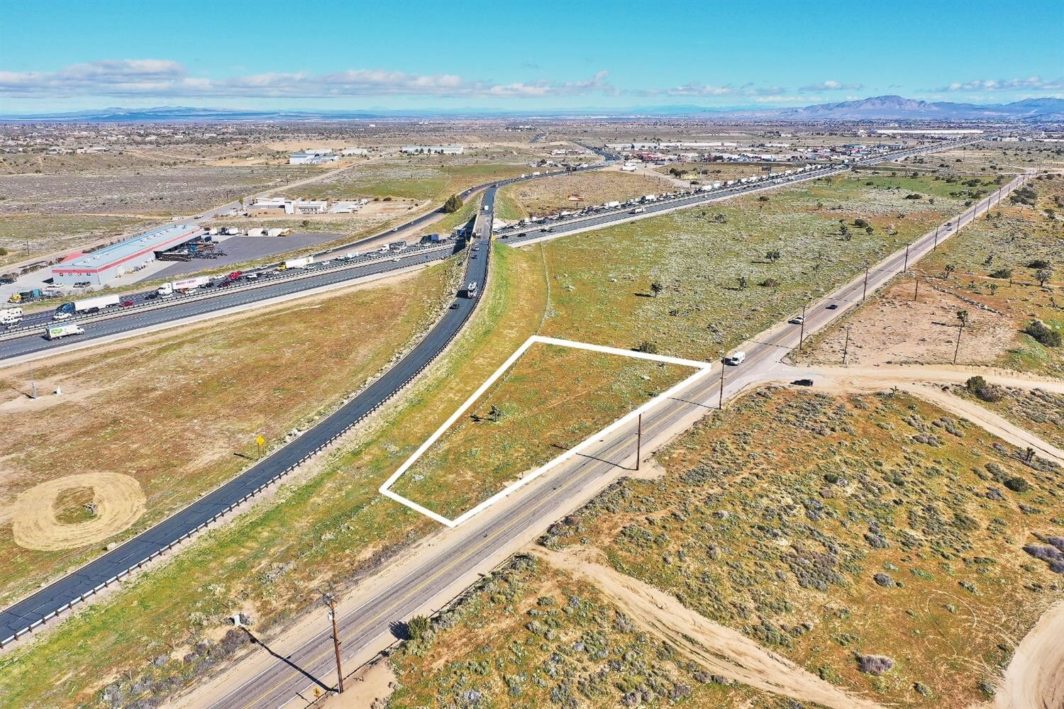 Mariposa Rd, Oak Hills, CA à vendre Photo principale- Image 1 de 4