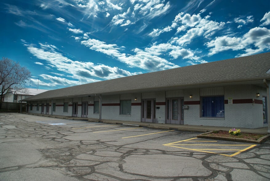 7061 Twin Oaks Dr, Indianapolis, IN à louer - Photo du bâtiment - Image 2 de 2
