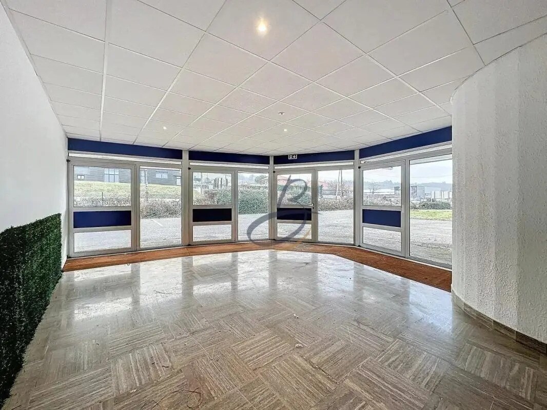 Retail in Bourgoin-Jallieu for lease Lobby- Image 1 of 13