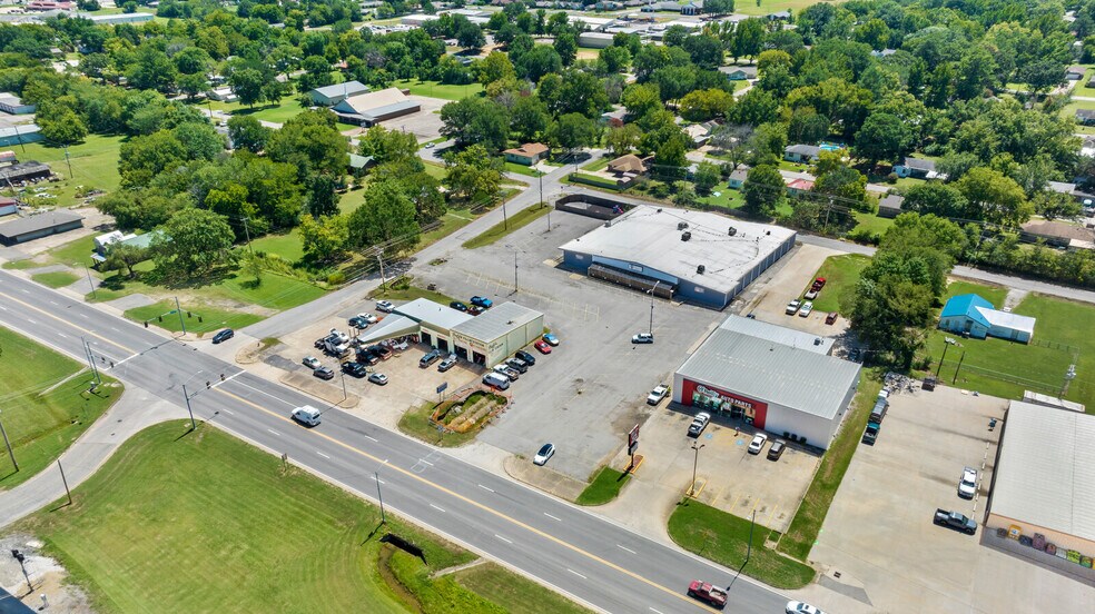 814 E Cherokee Ave, Sallisaw, OK à vendre - Photo du bâtiment - Image 2 de 57